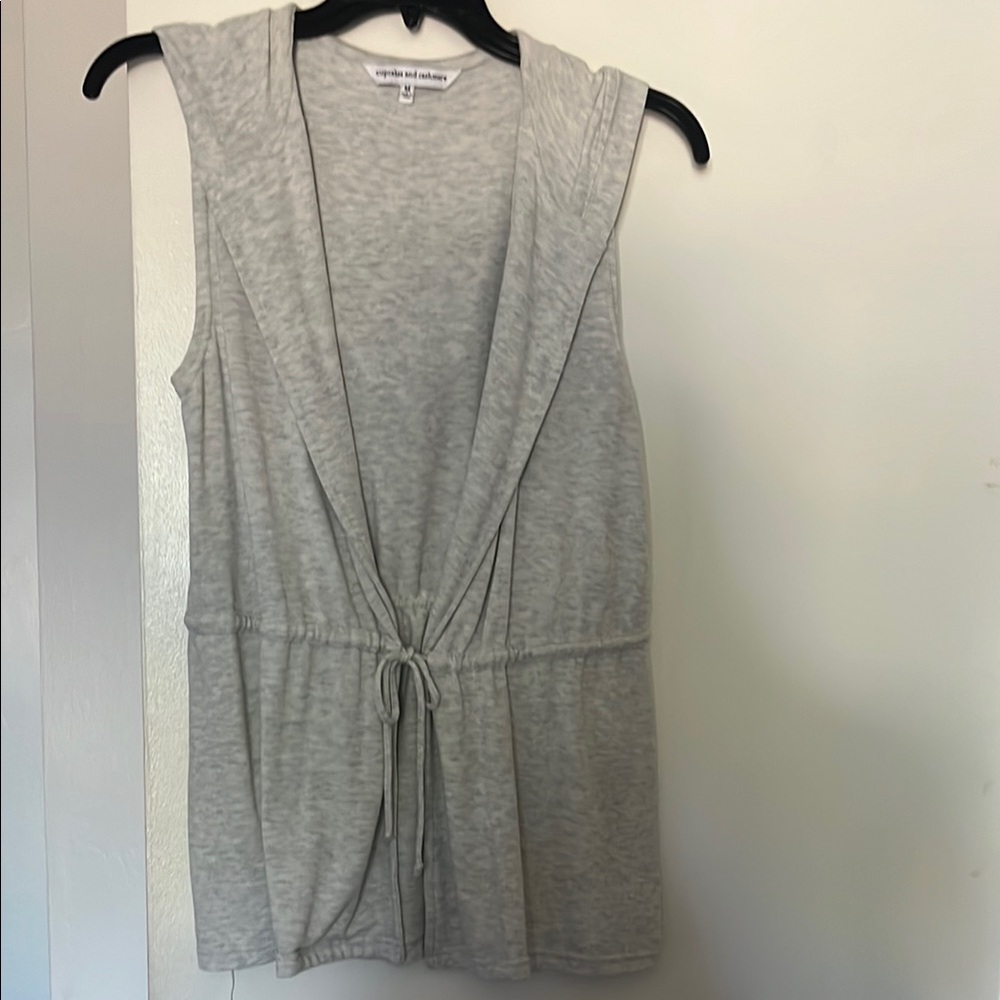 Cupcakes & Cashmere Gray Sleeveless Tie Front Tank Top